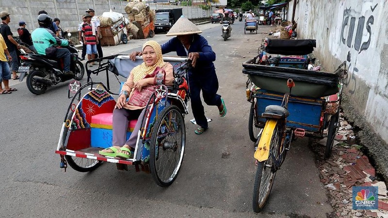 Pendataan tukang becak di Jakarta terkait wacana becak sebagai opsi transportasi moda yang kembali hadir di Jakarta agar lebih tertib.