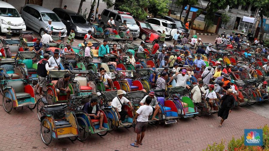 Pendataan tukang becak di Jakarta terkait wacana becak sebagai opsi transportasi moda yang kembali hadir di Jakarta agar lebih tertib.