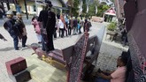 Pertunjukkan Sigale Gale bisa disaksikan di Desa Wisata Tomok, yang berdekatan dengan Situs Megalitikum makam batu para Raja Sidabutar.