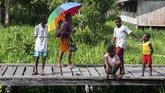 Saat ini tercatat sudah 1.465 anak di Kabupaten Asmat telah diberi vaksin campak di 13 kampung. Selain vaksin vitaimin A dan makanan tambahan juga diberikan. (ANTARA FOTO/M Agung Rajasa/ama/18)