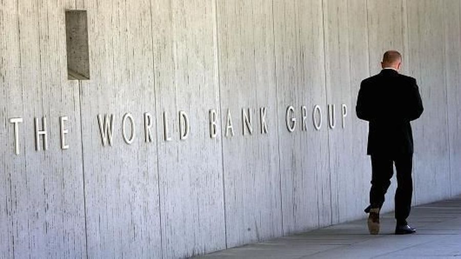 The World Bank (Bank Dunia) merekomendasikan pemerintah Indonesia untuk terus membuka perekonomiannya