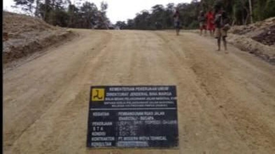 Kementerian Pekerjaan Umum dan Perumahan Rakyat (PUPR) menargetkan pembangunan jalan Trans Papua di akhir tahun 2019.
