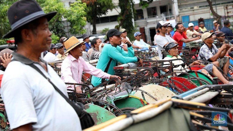 Pendataan tukang becak di Jakarta terkait wacana becak sebagai opsi transportasi moda yang kembali hadir di Jakarta agar lebih tertib.