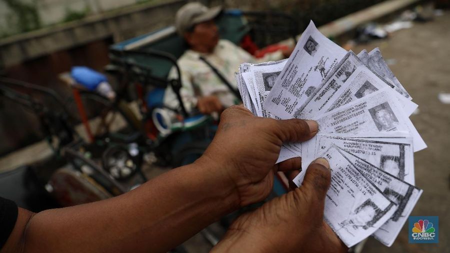Pendataan tukang becak di Jakarta terkait wacana becak sebagai opsi transportasi moda yang kembali hadir di Jakarta agar lebih tertib.
