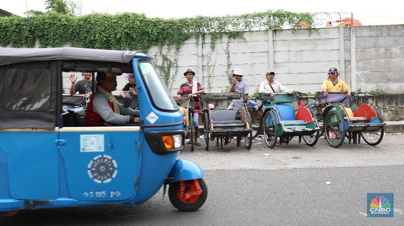Pendataan tukang becak di Jakarta terkait wacana becak sebagai opsi transportasi moda yang kembali hadir di Jakarta agar lebih tertib.