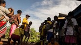Keuskupan setempat juga membantu warga. Tampak Warga mengantre pembagian bantuan kemanusian di Distrik Jetsy, Kabupaten Asmat, yang dikoordinir oleh tim Keuskupan Agats. (ANTARA FOTO/M Agung Rajasa/ama/18)