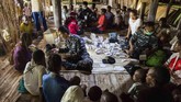 Personel TNI dan Polri diturunkan ke pedalaman Asmat untuk membantu memeriksa kesehatan warga. Bantuan obat-obatan, vaksin, serta makanan juga dibawa. (ANTARA FOTO/M Agung Rajasa/AMA/18)