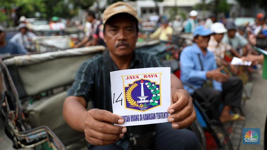 Pendataan tukang becak di Jakarta terkait wacana becak sebagai opsi transportasi moda yang kembali hadir di Jakarta agar lebih tertib.