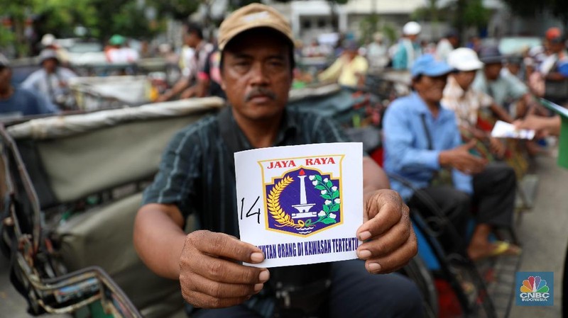 Pendataan tukang becak di Jakarta terkait wacana becak sebagai opsi transportasi moda yang kembali hadir di Jakarta agar lebih tertib.