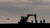 Pembangunan konstruksi sedang berjalan di rute barat kota Aberdeen, Skotlandia. (REUTERS/Russell Cheyne)