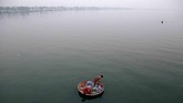 Seorang nelayan dan istrinya menangkap ikan di Danau Vembanad, di kota Kochi, India. (REUTERS/Sivaram)