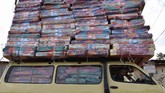 Seorang pria sedang mengantarkan kasur-kasur menggunakan mobil van mini di perkampungan kumuh Ng'ando di ibu kota Kenya, Nairobi. (AFP / TONY KARUMBA)