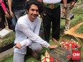 Reza Rahadian Ziarah Makam Benyamin sebagai Bentuk Hormat