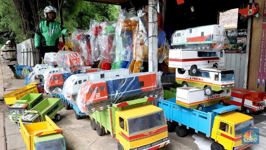 Banyak UKM belum melek teknologi sehingga minim produk UKM yang dijual belikan di toko online.
