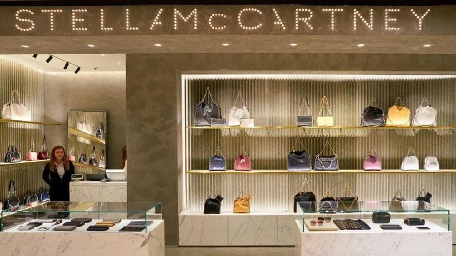 Kerja sama antara Kering dan brand milik anak perempuan Paul McCartney ini sudah berlangsung selama 17 tahun dalam bentuk usaha patungan atau join venture.