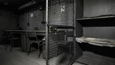 Meja-meja di ruang telekomunikasi di bunker Perang Dunia Kedua yang terletak di Gare de l'Est, Stasiun Kereta Api Timur, Paris, Prancis (AFP PHOTO/Philippe LOPEZ)