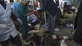 Ledakan bom ambulans itu merupakan insiden paling mematikan setelah sebuah truk berisi bom menerobos area diplomatik di Kabul, Afghanistan pada 31 Mei 2017, yang menewaskan 150 orang dan ratusan cedera. (AFP PHOTO / WAKIL KOHSAR)