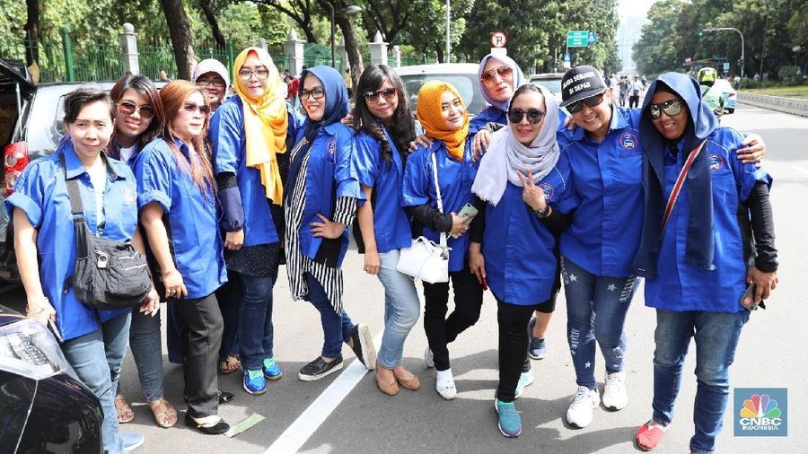 Sejumlah pengemudi wanita saat mengikuti aksi driver online di depan Kantor Kemenhub, Jakarta, Senin (29/1/2018).