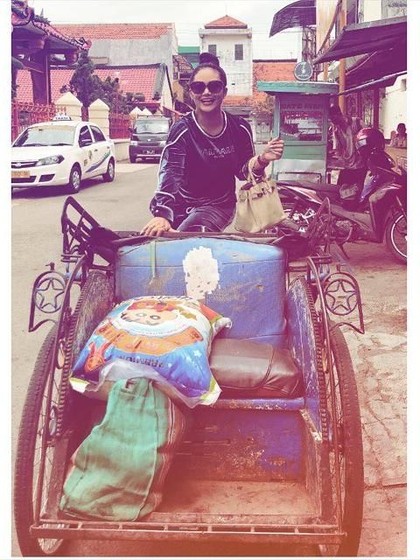 Gaya Unik Krisdayanti Gowes Becak Sambil Bawa Tas Hermes Ratusan Juta Gaya Unik Krisdayanti Gowes Becak Sambil Bawa Tas Hermes Ratusan Juta