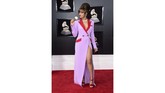 Andra Day memakai gaun yang terkesan formal seperti layakny sebuah tuxedo. Namun warna cerahnya yang merupakan paduan dari warna ungu dan kerah merah membuat belahan tingginya menonjol. (Jamie McCarthy/Getty Images/AFP)