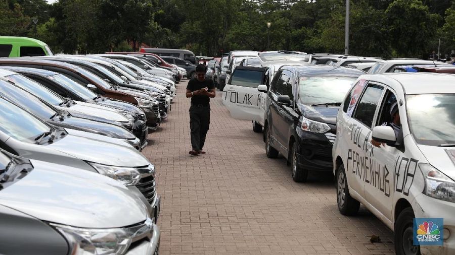 Puluhan mobil online saat berbaris menunggu driver lain di kawasan IRTI Monas, Jakarta,  Senin (29/1/2018). Aksi tersebut  menegaskan penolakan Peraturan Menteri No. 108 tahun 2017 tentang Penyelenggaraan Angkutan Orang Dengan Kendaraan Bermotor Tidak Dalam Trayek.