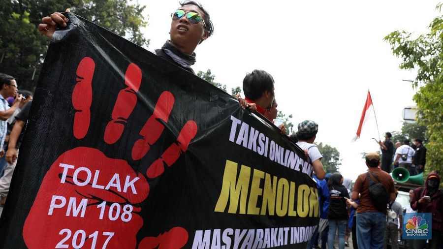 Ratusan Pengemudi taksi online long march menuju Kementerian Perhubungan, Jakarta, Senin (29/1/2018) untuk tolak Peraturan Menteri No. 108 Tahun 2017.