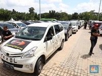 Sulitnya Pemerintah Mengutip Pajak Taksi Online