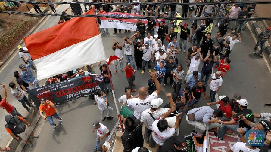 Ratusan Pengemudi taksi online long march menuju Kementerian Perhubungan, Jakarta, Senin (29/1/2018) untuk tolak Peraturan Menteri No. 108 Tahun 2017.
