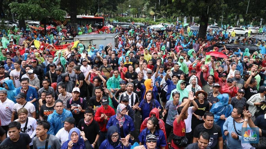 Meski turun hujan, tak menyurutkan semangat pengemudi taksi online untuk tetap berdemo.