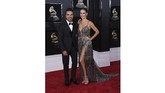 Luis Fonzi dan Agueda Lopez tampil serasi dengan gaya keren dan anggun. Lopez memilih gaun sequin dengan belahan kaki tinggi. (AFP PHOTO / ANGELA WEISS)