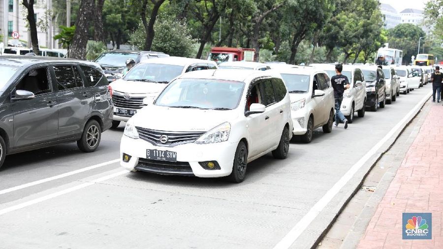Puluhan mobil online saat berbaris menunggu driver lain di kawasan IRTI Monas, Jakarta, Senin (29/1/2018). Aksi tersebut menegaskan penolakan Peraturan Menteri No. 108 tahun 2017 tentang Penyelenggaraan Angkutan Orang Dengan Kendaraan Bermotor Tidak Dalam Trayek.