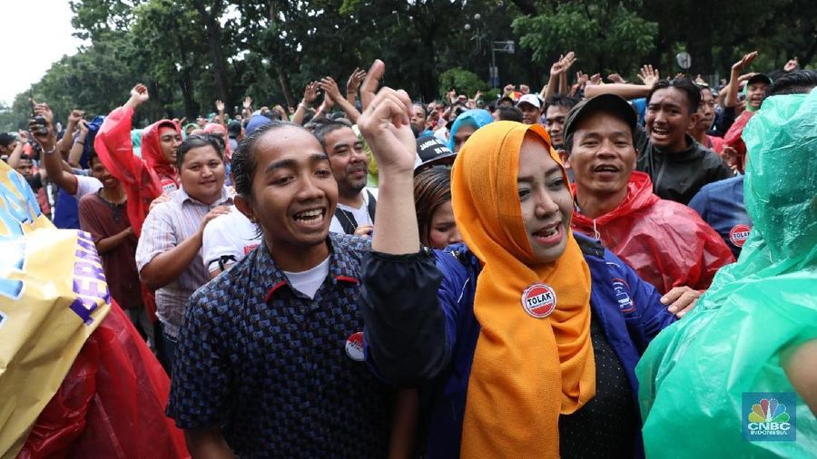 Meski turun hujan, tak menyurutkan semangat pengemudi taksi online untuk tetap berdemo.