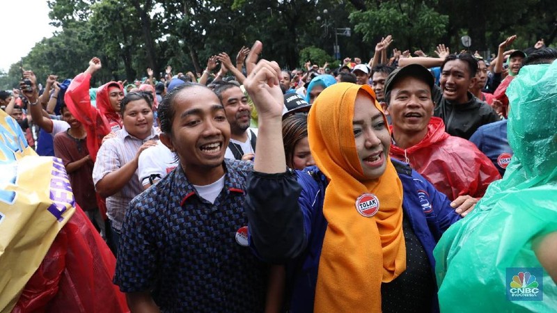 Meski turun hujan, tak menyurutkan semangat pengemudi taksi online untuk tetap berdemo.