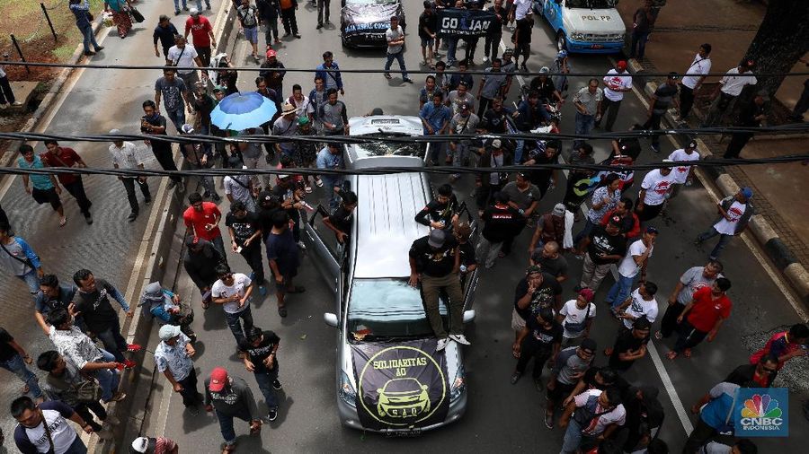 Ratusan Pengemudi taksi online long march menuju Kementerian Perhubungan, Jakarta, Senin (29/1/2018) untuk tolak Peraturan Menteri No. 108 Tahun 2017.