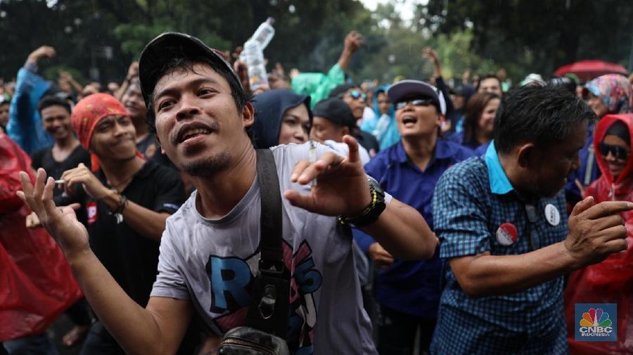 Meski turun hujan, tak menyurutkan semangat pengemudi taksi online untuk tetap berdemo.