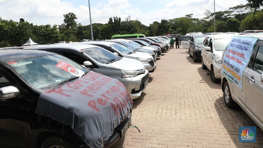 Puluhan mobil taksi online menggelar aksi di kawasan IRTI Monas, Jakarta, Senin (29/1/2018).