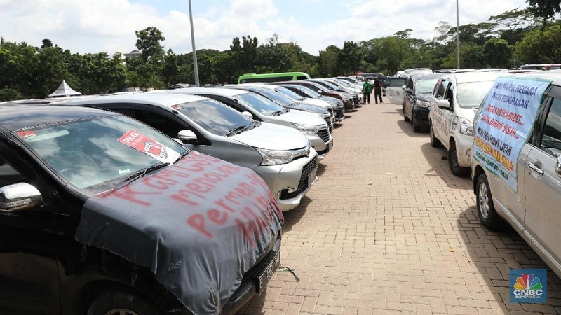 Puluhan mobil taksi online menggelar aksi di kawasan IRTI Monas, Jakarta, Senin (29/1/2018).