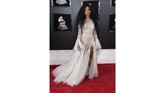 SZA memakai gaun putih dengan tambahan tulle rumbai putih di bagian bawah gaunnya. Belahan tinggi terlihat menyelip di gaunnya. (Jamie McCarthy/Getty Images/AFP)