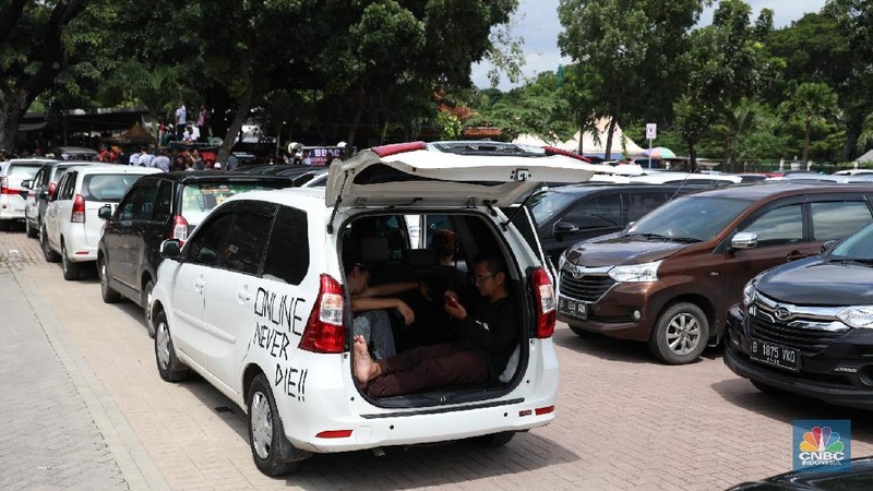 Puluhan mobil taksi online menggelar aksi di kawasan IRTI Monas, Jakarta, Senin (29/1/2018).