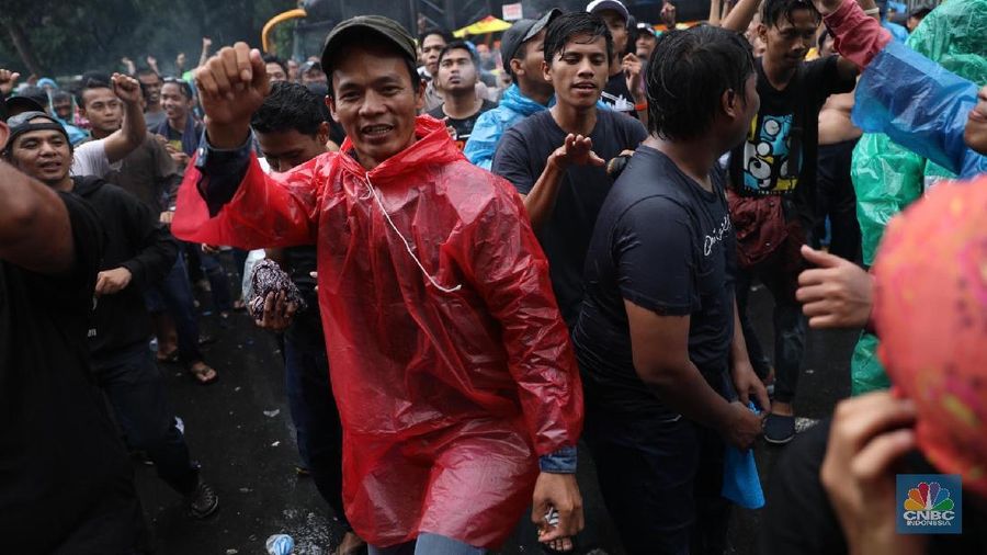 Meski turun hujan, tak menyurutkan semangat pengemudi taksi online untuk tetap berdemo.