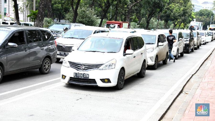 Puluhan mobil taksi online menggelar aksi di kawasan IRTI Monas, Jakarta, Senin (29/1/2018).