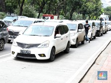 Luhut: Angkot Hingga Taksi Online Bisa Operasi, Kapasitas 50%