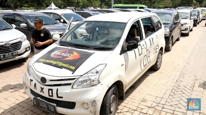Puluhan mobil taksi online menggelar aksi di kawasan IRTI Monas, Jakarta, Senin (29/1/2018).