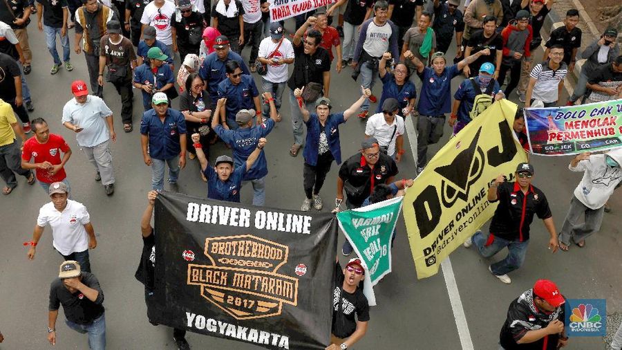 Ratusan Pengemudi taksi online long march menuju Kementerian Perhubungan, Jakarta, Senin (29/1/2018) untuk tolak Peraturan Menteri No. 108 Tahun 2017.