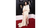 Lana del Rey memilih gaun anggun bak dewi dengan tambahan belahan kaki tinggi. Setuhan kalung panjang juga terlihat menambah daya tariknya. (Dimitrios Kambouris/Getty Images for NARAS/AFP)