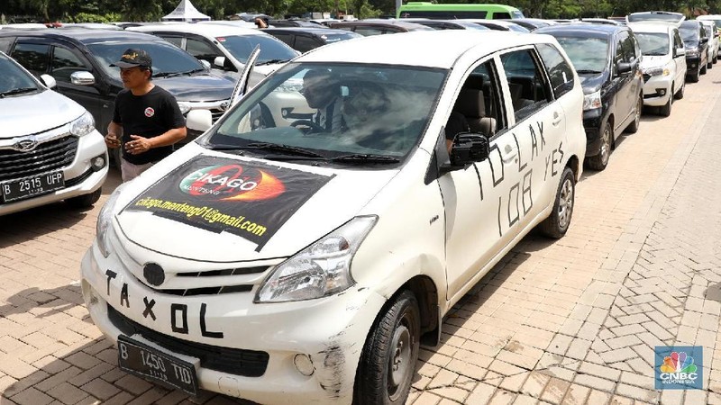 Poster-poster berisikan penolakan Peraturan Menteri No. 108 tahun 2017 tentang Penyelenggaraan Angkutan Orang Dengan Kendaraan Bermotor Tidak Dalam Trayek.