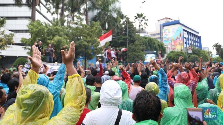 Meski turun hujan, tak menyurutkan semangat pengemudi taksi online untuk tetap berdemo.