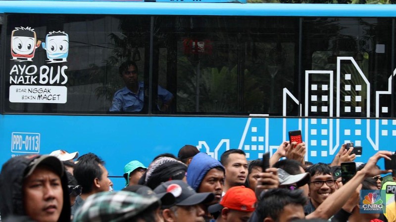 Ratusan Pengemudi taksi online long march menuju Kementerian Perhubungan, Jakarta, Senin (29/1/2018) untuk tolak Peraturan Menteri No. 108 Tahun 2017.