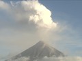 VIDEO: Gunung Mayon di Filipina Keluarkan Asap Putih Tinggi