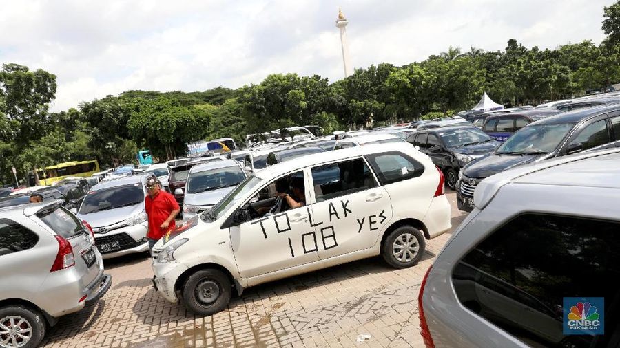 Moratorium driver taksi online ditetapkan karena saat ini terindikasi sudah berlebih. 